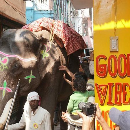 Good Vibes Hostel Varanasi Luaran gambar