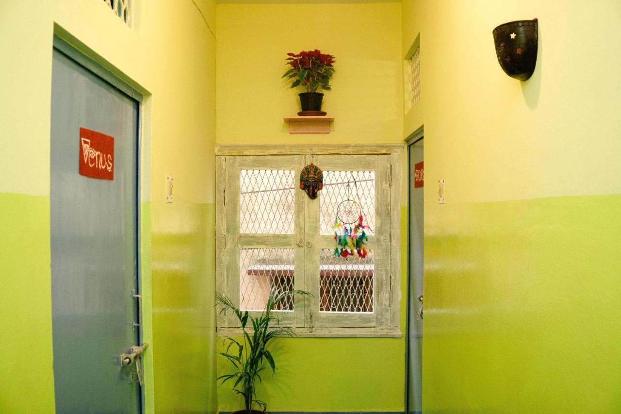 Good Vibes Hostel Varanasi Luaran gambar